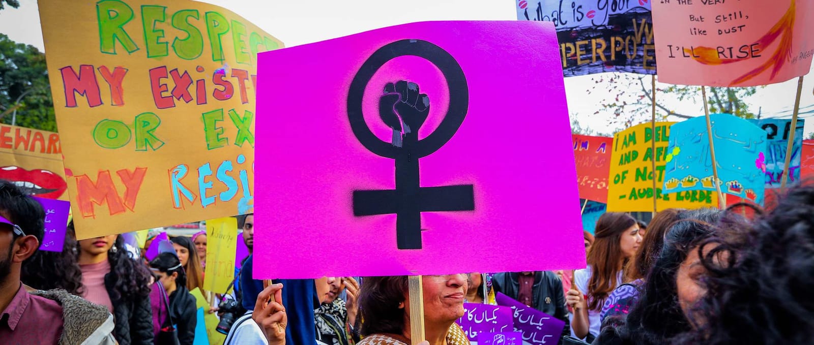 Manifestazione per i diritti delle donne con il simbolo femminista