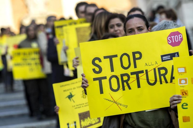 Persone attiviste di Amnesty International durante una manifestazione per i diritti umani