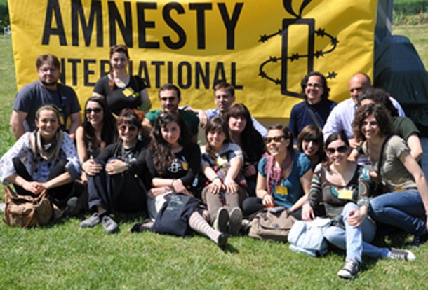 Persone attiviste di Amnesty International durante un laboratorio educativo