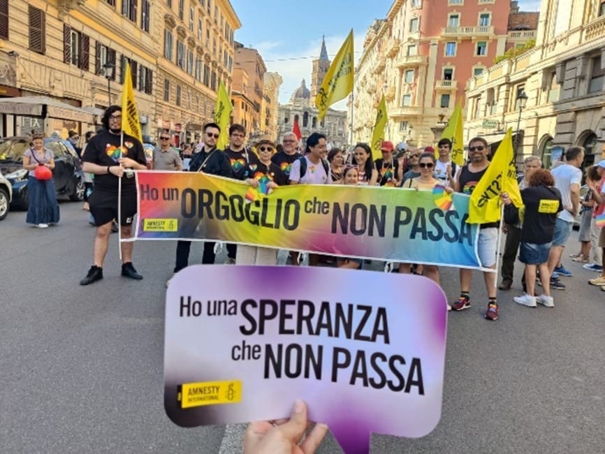 Persone attiviste di Amnesty International Lazio al Pride di Roma — parte della società civile